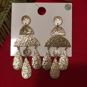 Big statement earrings 🥰